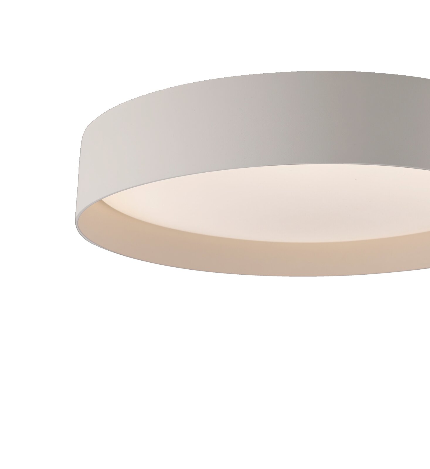 Moderne runde LED-Deckenleuchte in Weiß mit flachem Schirm und warmweißem Diffusor, Ansicht von unten in leichter Schrägperspektive vor grauem Hintergrund