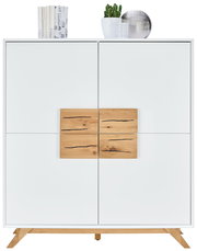 Weißes Highboard mit Holzelementen und Dekorationen von vorne