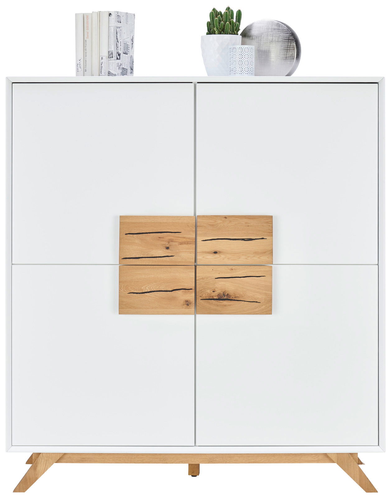 Weißes Highboard mit Holzelementen und Dekorationen von vorne