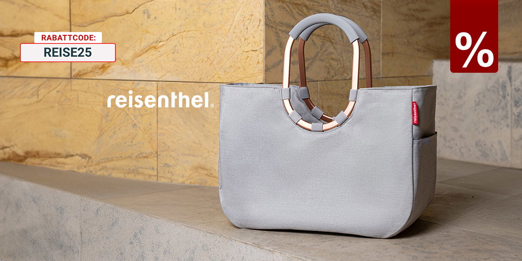 Graue Reisenthel-Tasche mit runden Griffen auf Steinbank vor moderner Natursteinwand.