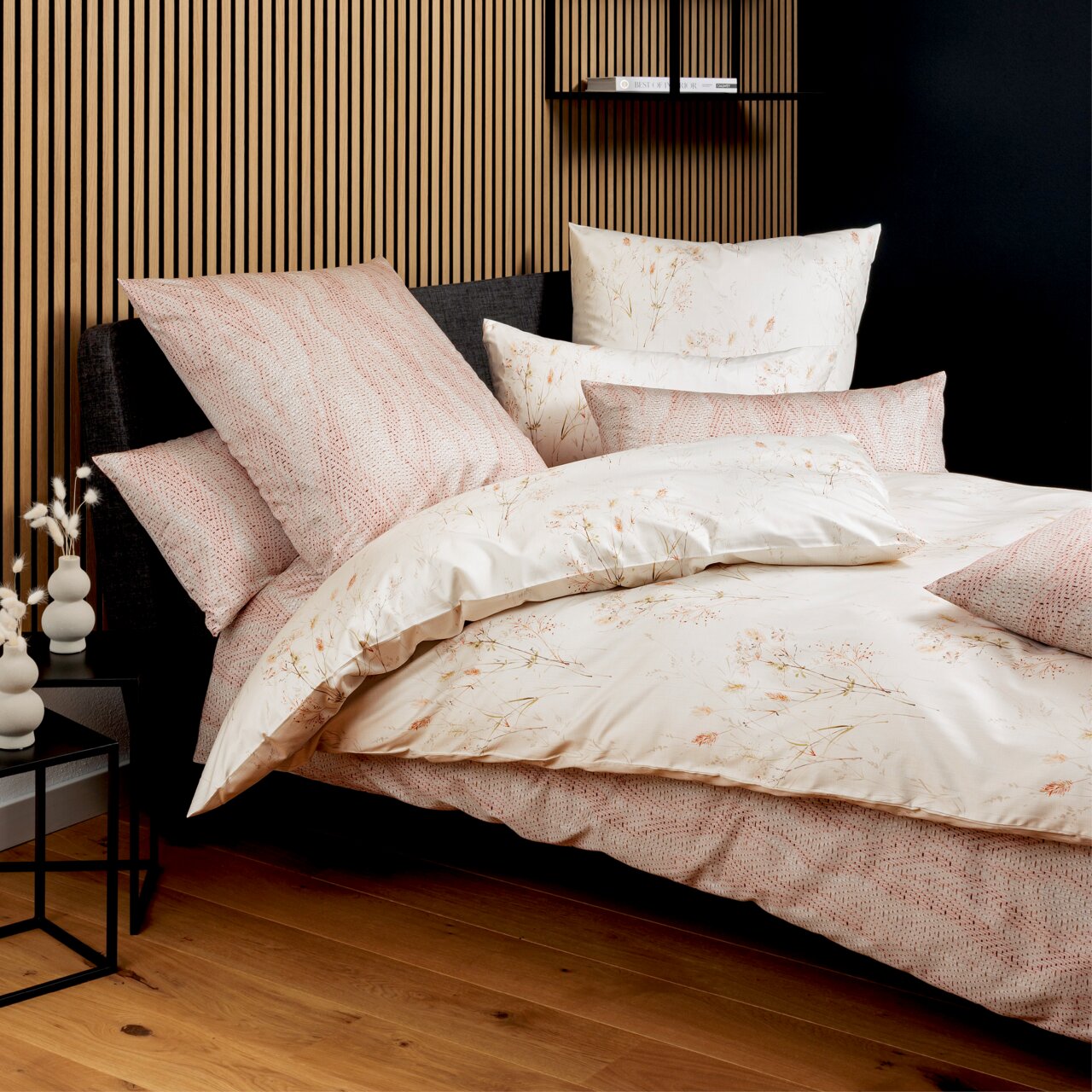 Bettwäsche-Set Janine CARMEN in einem modernen Schlafzimmer, mit floralen Mustern und zarten Farben, seitliche Perspektive