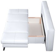 Weißer Querschläfer-Sofa mit geöffneter Bettkasten, Ansicht von oben.