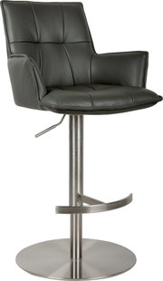 Dunkelgrauer, gepolsterter Barhocker mit Armlehnen, Steppnähten, höhenverstellbarer Gasfeder, Fußstütze und rundem Edelstahl-Tellerfuß, freigestellt auf weißem Hintergrund, in frontaler leicht seitlicher Ansicht