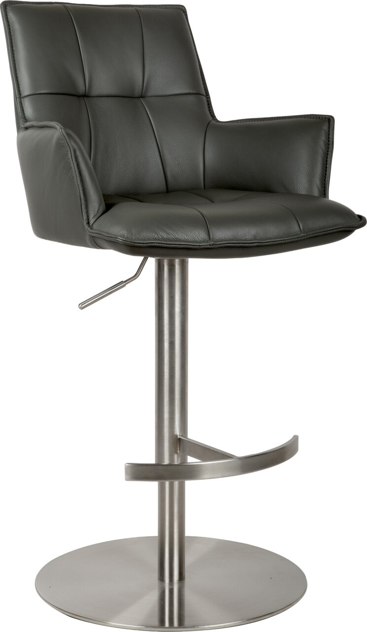 Dunkelgrauer, gepolsterter Barhocker mit Armlehnen, Steppnähten, höhenverstellbarer Gasfeder, Fußstütze und rundem Edelstahl-Tellerfuß, freigestellt auf weißem Hintergrund, in frontaler leicht seitlicher Ansicht