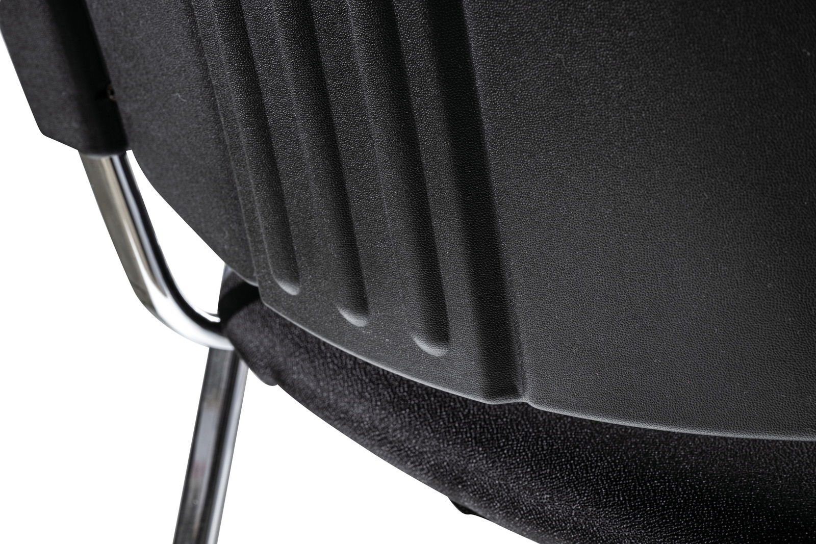 Nahaufnahme der Rückseite eines schwarzen Besucherstuhls mit verchromtem Gestell, seitliche Perspektive.