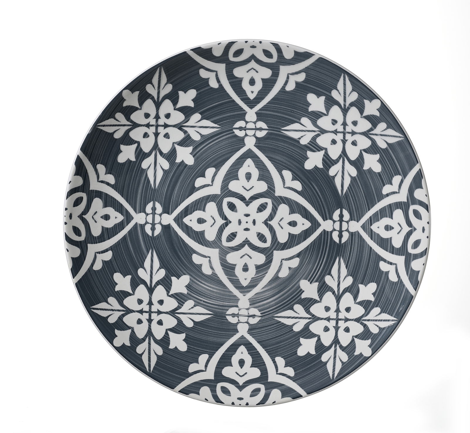 Vogelperspektive auf einen dekorativen Teller mit weißem, floralem Muster auf dunkelgrauem Hintergrund.