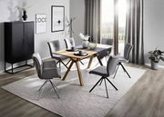 Esszimmer mit modernem Tisch und sechs grauen Stühlen, seitliche Perspektive