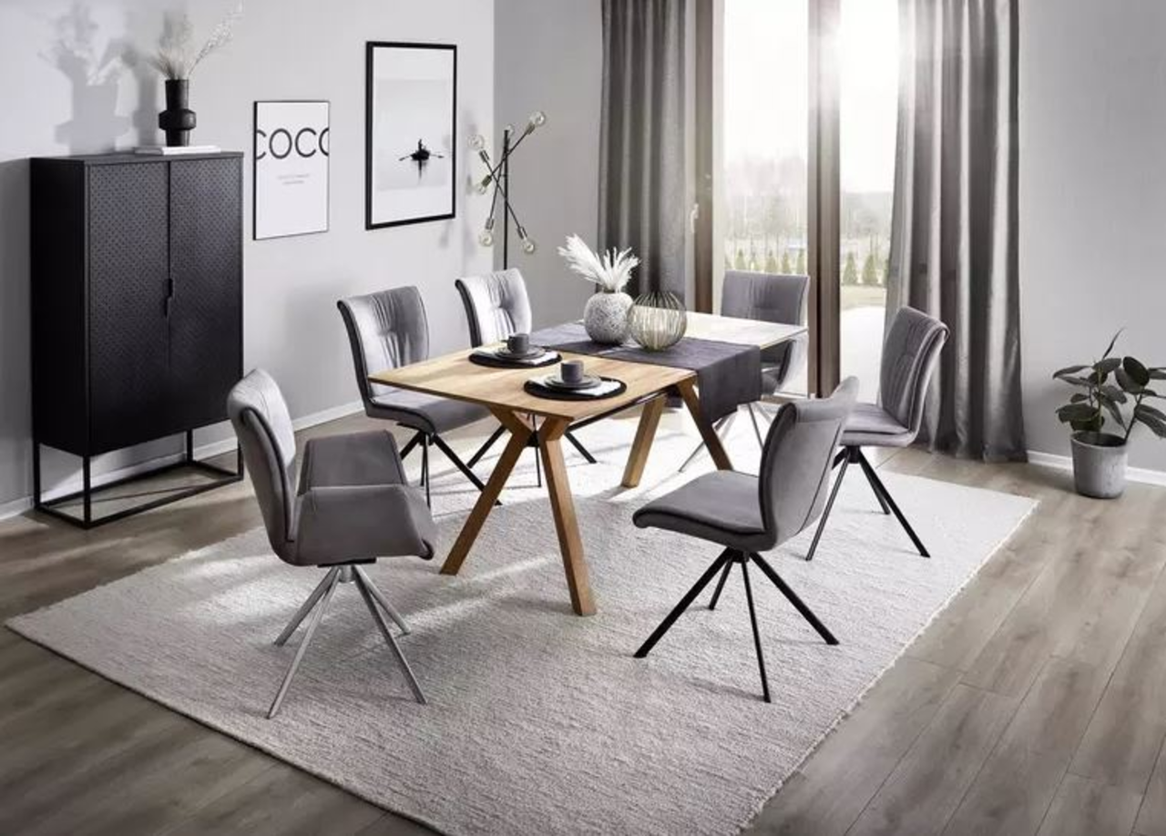 Esszimmer mit modernem Tisch und sechs grauen Stühlen, seitliche Perspektive