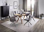 Esszimmer mit modernem Tisch und sechs grauen Stühlen, seitliche Perspektive