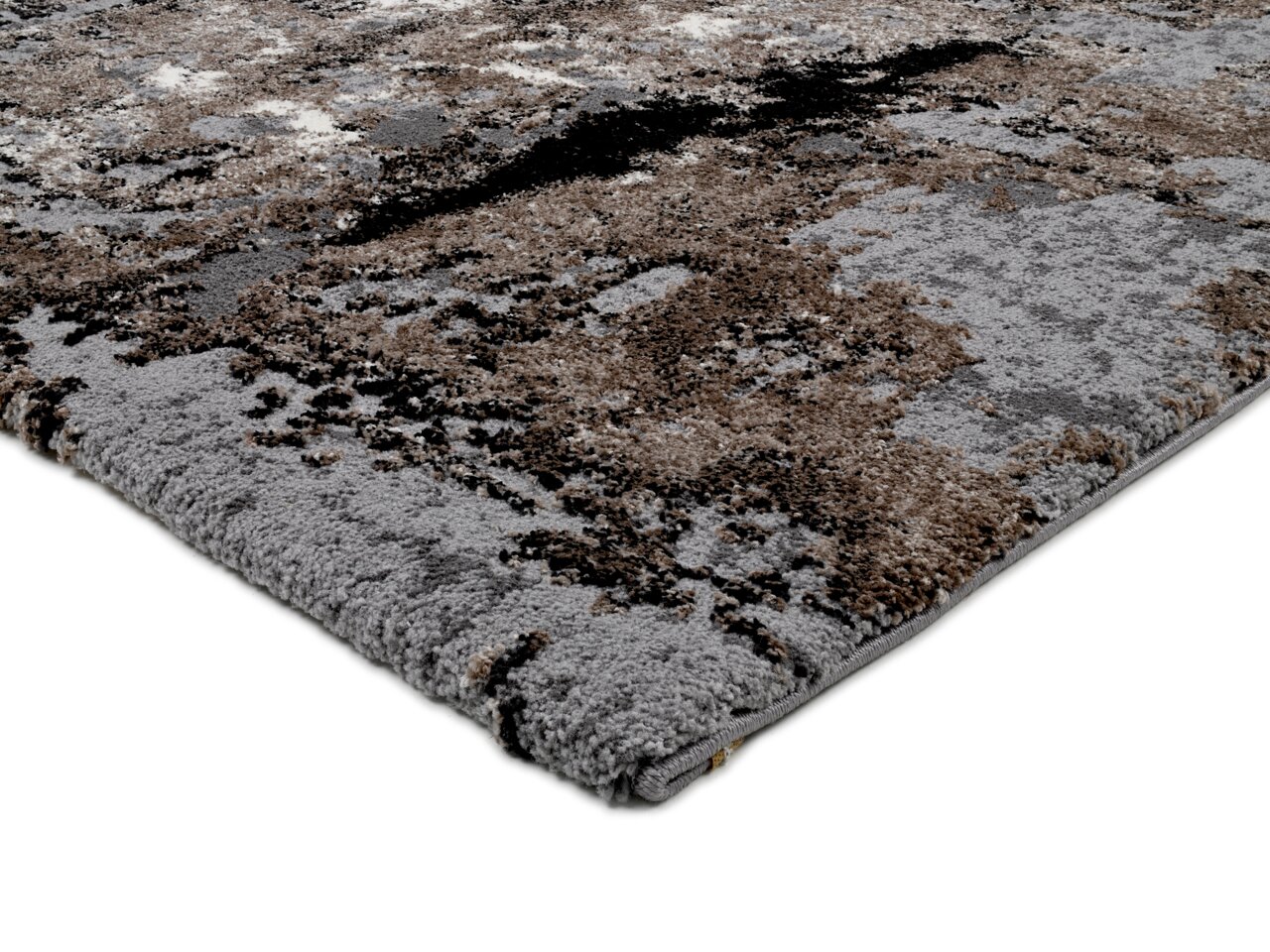 Nahaufnahme eines modernen Teppichs mit abstraktem Muster in Grau- und Brauntönen, perspektivisch von der Seite aufgenommen.