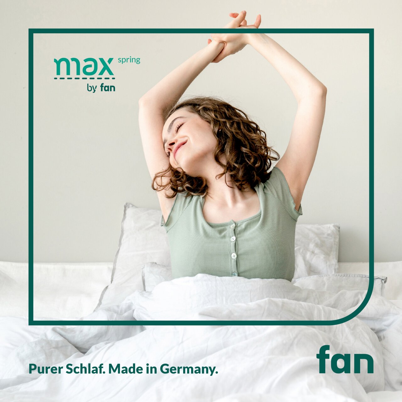 Frau streckt sich glücklich auf einem Bett mit weißer Bettwäsche, Perspektive von vorne. Max Spring by fan Logo und Text 'Purer Schlaf. Made in Germany.' sichtbar.