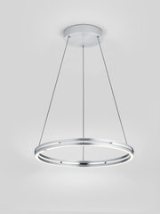 Moderne LED-Pendelleuchte in Ringform, von unten betrachtet, mit schlankem, silbernem Design und gleichmäßiger Lichtverteilung.