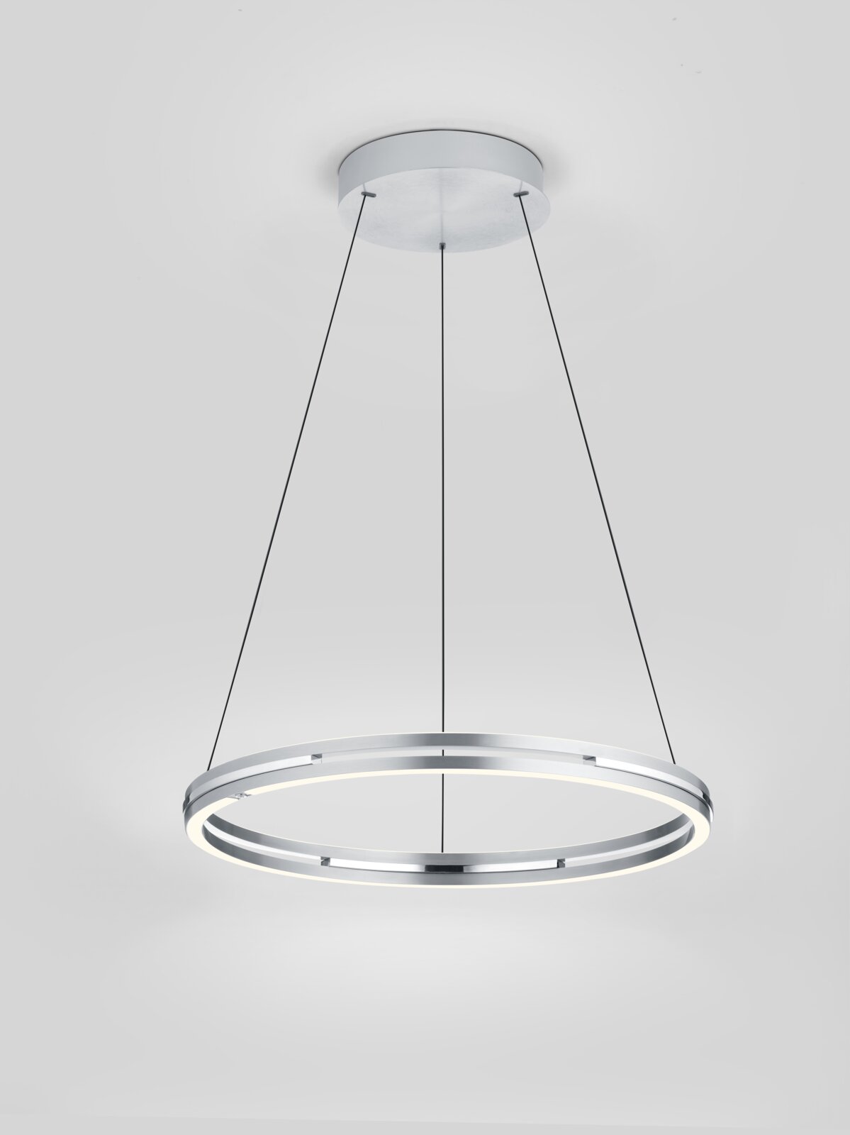 Moderne LED-hanglamp in ringvorm, gezien van onderaf, met een slank, zilverkleurig ontwerp en een gelijkmatige lichtverspreiding.