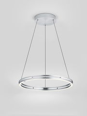 Moderne LED-Pendelleuchte in Ringform, von unten betrachtet, mit schlankem, silbernem Design und gleichmäßiger Lichtverteilung.