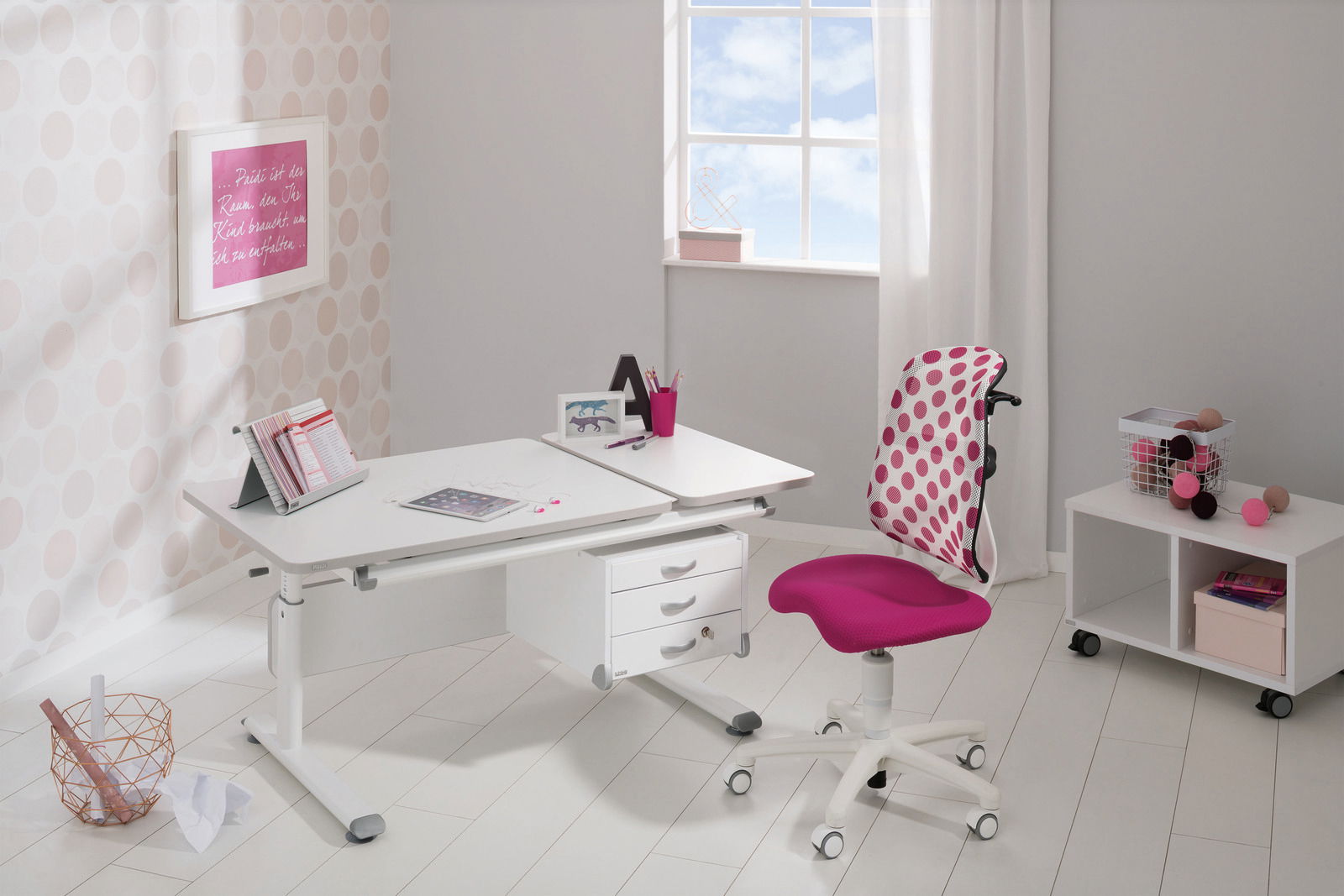Moderner Schreibtisch in einem hellen Raum mit einem ergonomischen Stuhl in Pink und Weiß, seitliche Perspektive.