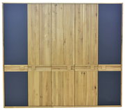 5-türiger Drehtürenschrank aus Holz mit dunklen Akzenten, Frontalansicht