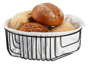 Brotkorb mit Beutel, gefüllt mit verschiedenen Brotsorten, aus seitlicher Perspektive