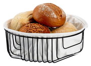 Brotkorb mit Beutel, gefüllt mit verschiedenen Brotsorten, aus seitlicher Perspektive