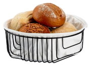 Brotkorb mit Beutel, gefüllt mit verschiedenen Brotsorten, aus seitlicher Perspektive