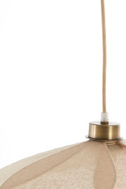 Nahaufnahme einer Hängeleuchte mit einem Stoffschirm in Beige und einer goldfarbenen Fassung, von unten betrachtet.