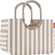 Beige-weiß gestreifte Einkaufstasche/Shopper mit zwei ovalen, gepolsterten Tragegriffen, frontal in leichter Schrägansicht von vorn auf weißem Hintergrund