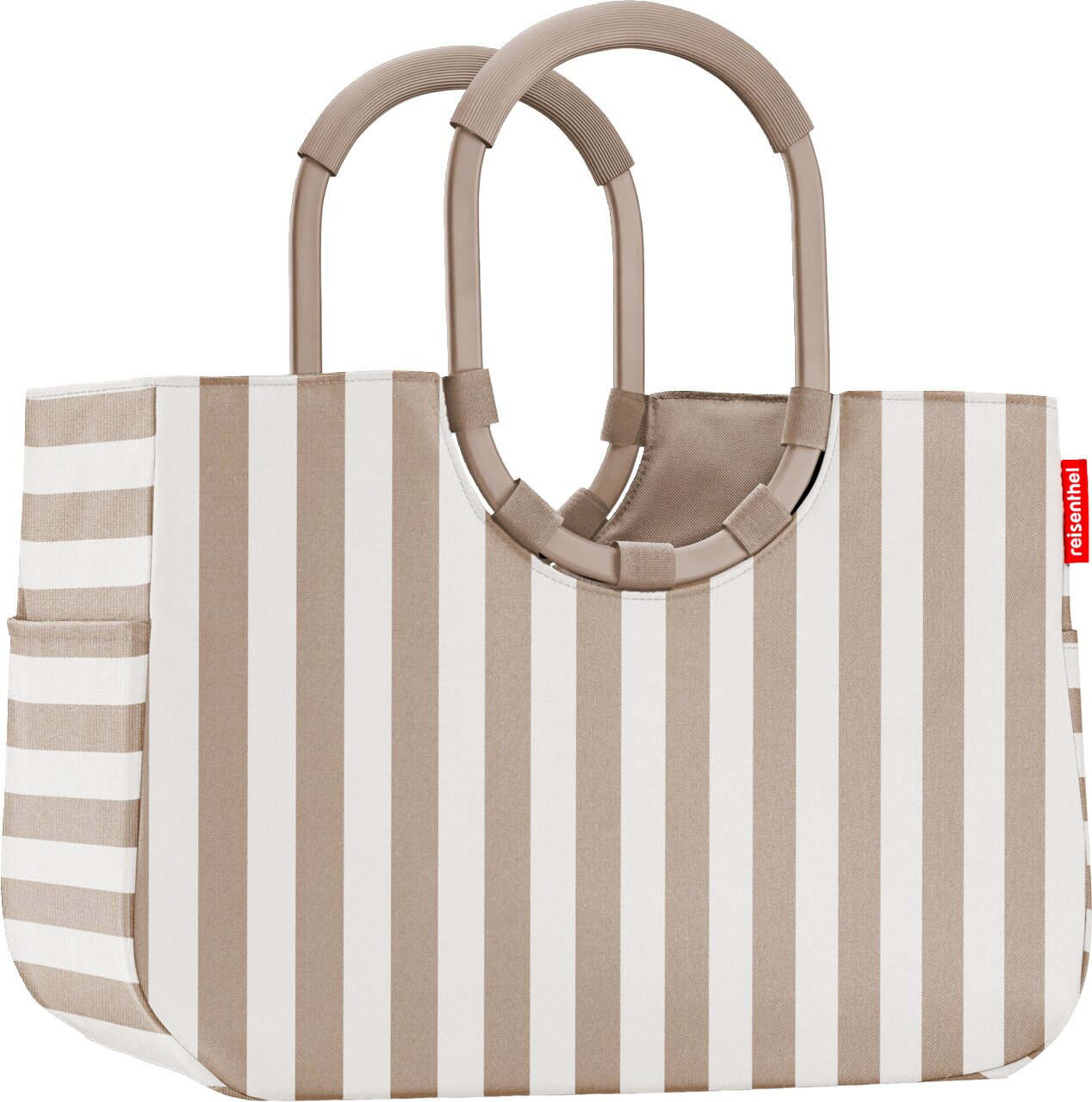 Beige-weiß gestreifte Einkaufstasche/Shopper mit zwei ovalen, gepolsterten Tragegriffen, frontal in leichter Schrägansicht von vorn auf weißem Hintergrund