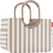 Beige-weiß gestreifte Einkaufstasche/Shopper mit zwei ovalen, gepolsterten Tragegriffen, frontal in leichter Schrägansicht von vorn auf weißem Hintergrund