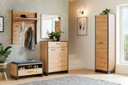 Moderne Garderobeneinrichtung mit Holzoptik, bestehend aus einem hohen Schrank, einem Schuhschrank, einer Sitzbank und einem Wandpaneel mit Spiegel. Perspektive von vorne.