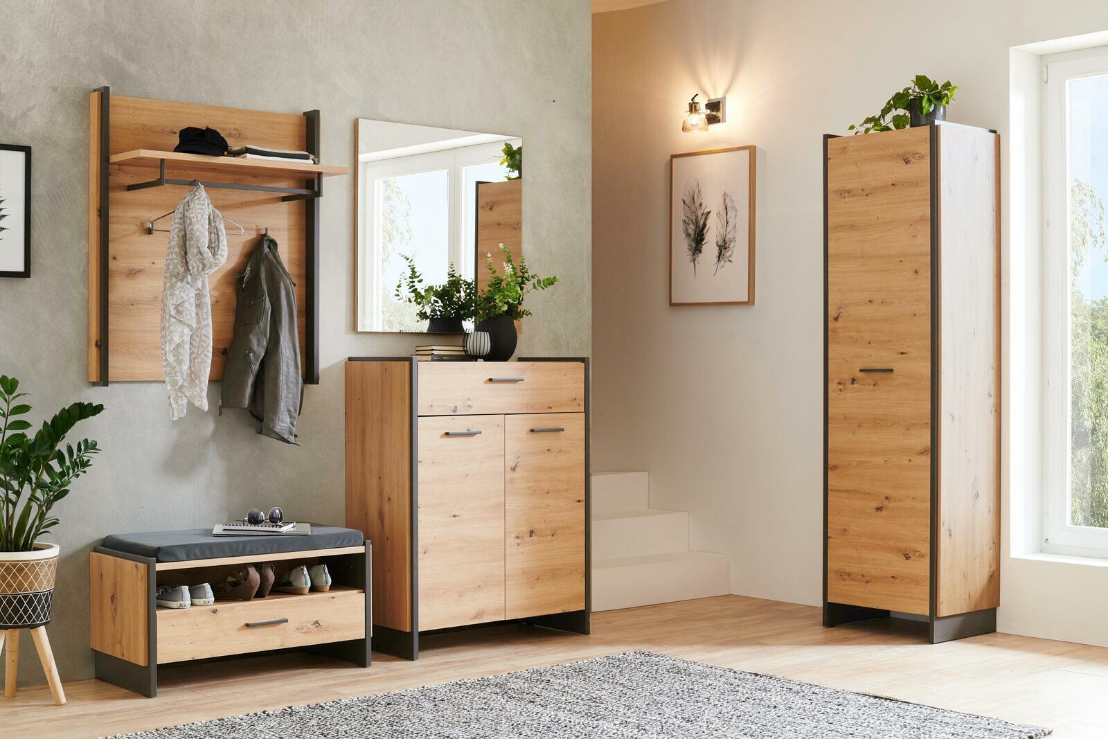 Moderne Garderobeneinrichtung mit Holzoptik, bestehend aus einem hohen Schrank, einem Schuhschrank, einer Sitzbank und einem Wandpaneel mit Spiegel. Perspektive von vorne.