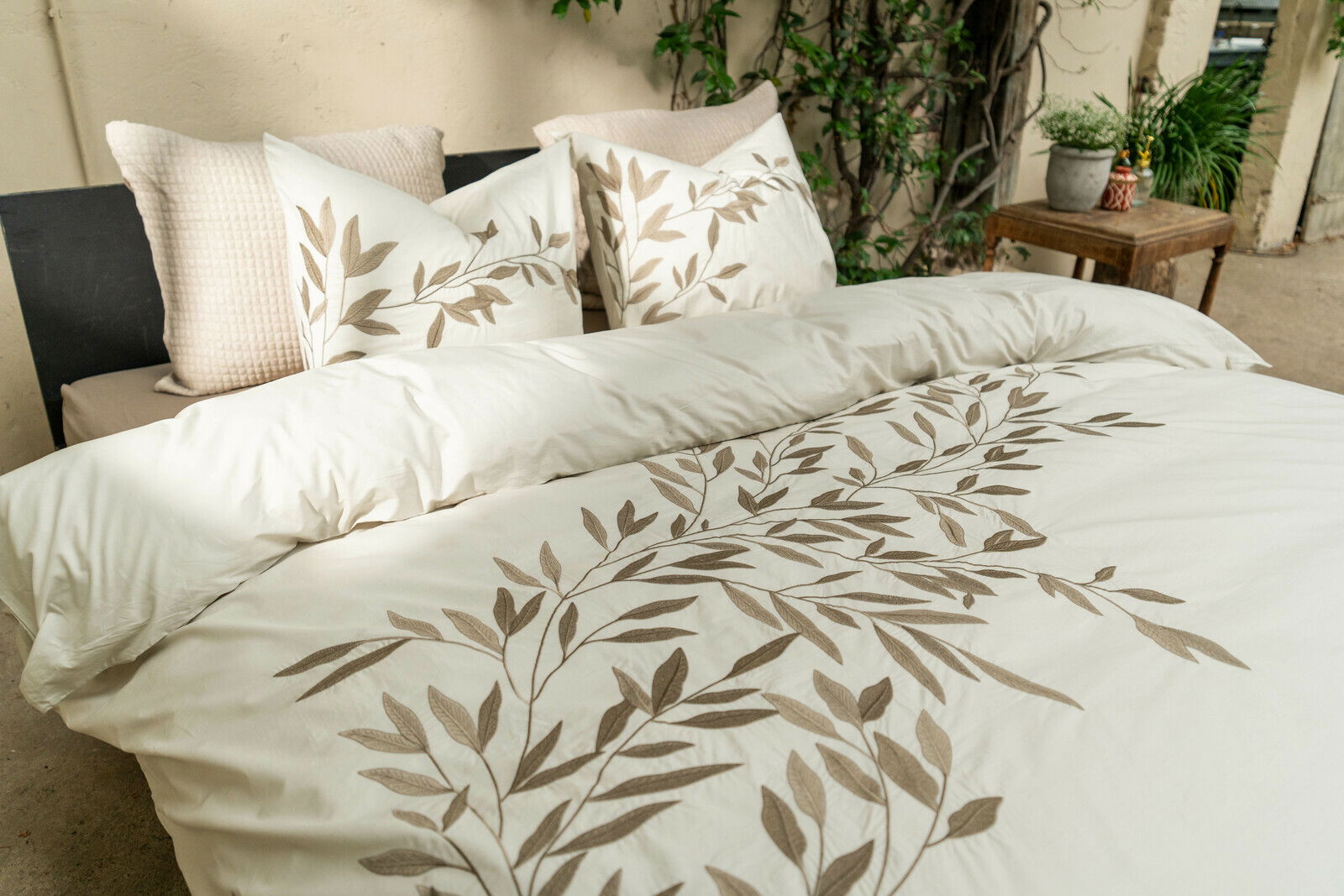 Bettwäsche-Set mit Blattmuster in natürlicher Umgebung, seitliche Perspektive