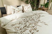 Bettwäsche-Set mit Blattmuster in natürlicher Umgebung, seitliche Perspektive