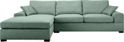 Grünes Stoff-Ecksofa mit linker Ottomane/Longchair, drei Sitzkissen und zwei Zierkissen, Frontansicht leicht von oben