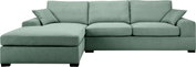 Grünes Stoff-Ecksofa mit linker Ottomane/Longchair, drei Sitzkissen und zwei Zierkissen, Frontansicht leicht von oben