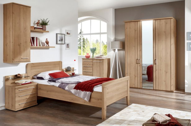 Venda Drehtürenschrank 3-türig MAINAU 2 Drehtürenschrank 3-türig in einem modernen Schlafzimmer, aus Holz mit Spiegel in der Mitte, seitliche Perspektive