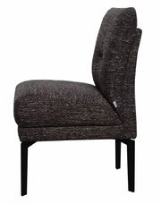 Seitenansicht eines modernen, gepolsterten Stuhls mit dunklem Stoffbezug und schwarzen Metallbeinen.