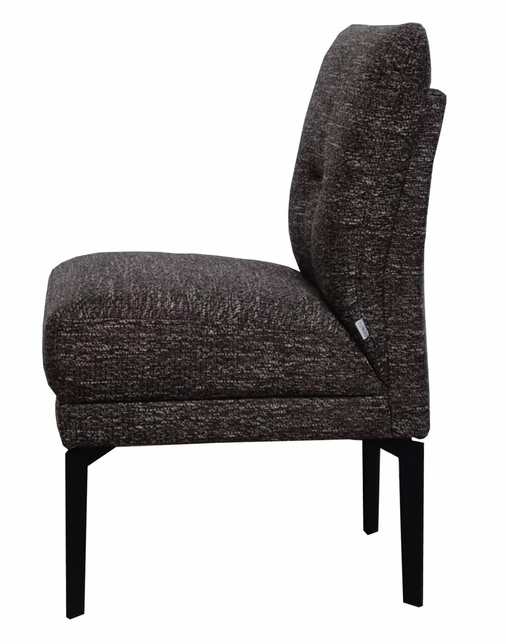 Zijaanzicht van een moderne, gestoffeerde stoel met een donkere stoffen bekleding en zwarte metalen poten.