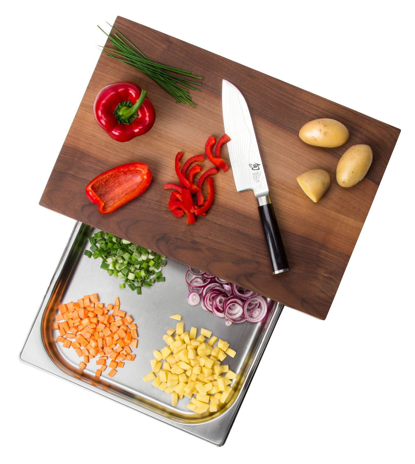 Multifunktionsbrett mit Schublade, darauf geschnittenes Gemüse und ein Messer, von oben betrachtet.