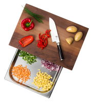 Multifunktionsbrett mit Schublade, darauf geschnittenes Gemüse und ein Messer, von oben betrachtet.