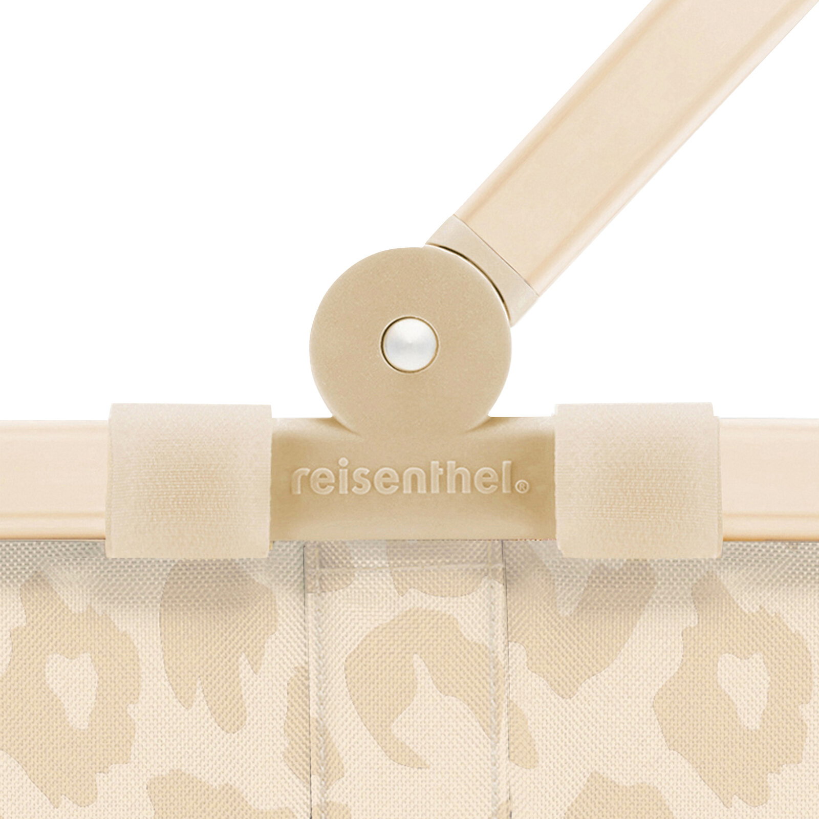 Detailaufnahme aus Frontansicht: beigefarbener Griff- und Befestigungsbereich einer reisenthel Tasche mit rundem Druckknopf und geprägtem reisenthel-Logo auf hellem, floral gemustertem Stoff