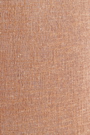 Nahaufnahme eines strukturierten, beige-braunen Lampenschirms aus Stoff.