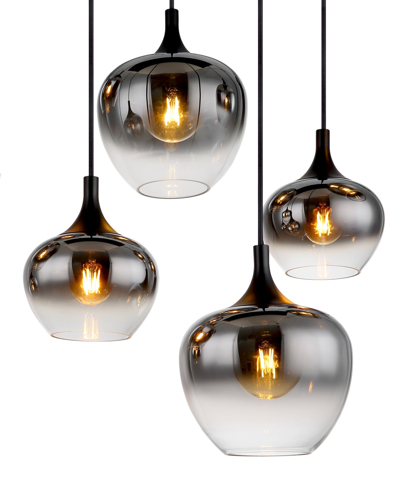 Moderne hanglamp met vier rookgrijze glazen bollen die warm licht verspreiden, gezien van voren.