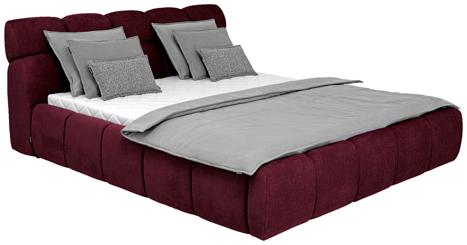 Gestoffeerd bedframe in bordeauxrood met grijze kussens en deken, zijaanzicht