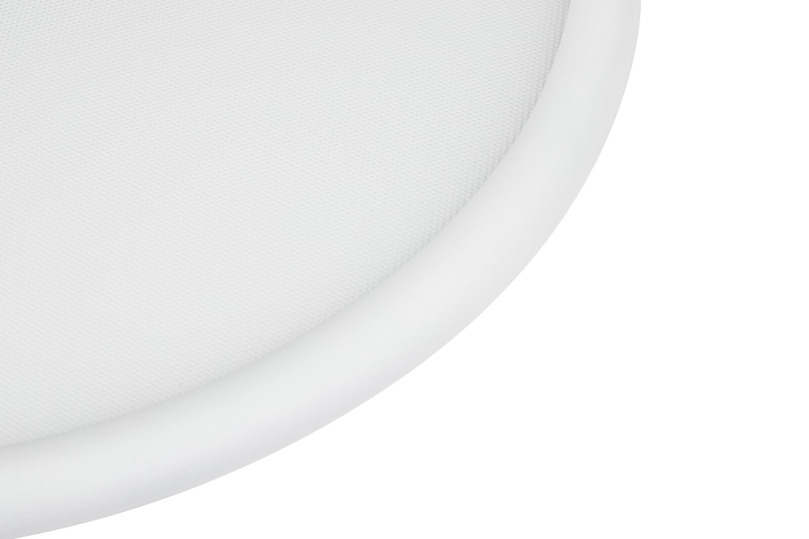 Close-up van bovenaf van een ronde, witte lamp met een fijn gestructureerd diffusoroppervlak en een brede rand