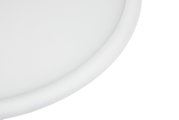 Close-up van bovenaf van een ronde, witte lamp met een fijn gestructureerd diffusoroppervlak en een brede rand