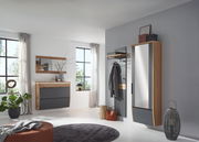 Modernes Flur-Set in Eiche und Anthrazit mit Garderobenpaneel, Spiegel, Hängeschrank und Kommode, gezeigt in schräger Frontansicht im hellen Eingangsbereich
