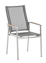 Moderner Sessel aus Metall mit Netzbespannung und Holzarmlehnen, seitliche Perspektive