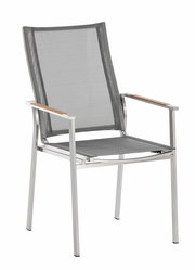 Moderner Sessel aus Metall mit Netzbespannung und Holzarmlehnen, seitliche Perspektive