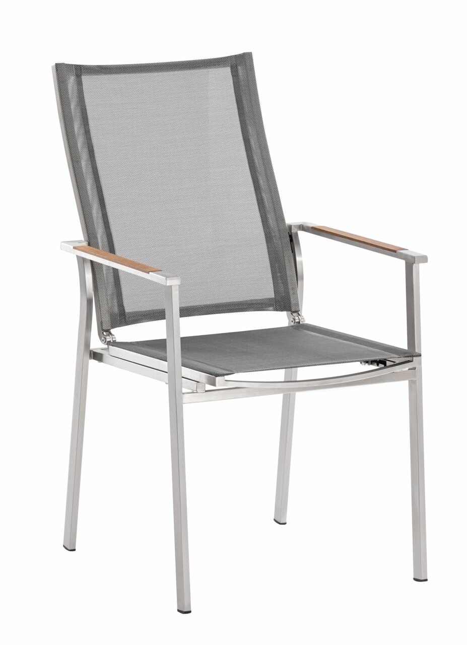 Moderner Sessel aus Metall mit Netzbespannung und Holzarmlehnen, seitliche Perspektive