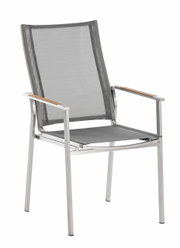 Moderne metalen fauteuil met gaasbekleding en houten armleuningen, zijaanzicht
