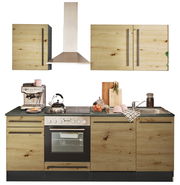 Küchenblock 220 mit Holzfronten, Edelstahl-Dunstabzugshaube, Herd, Spüle und Kaffeemaschine, frontal betrachtet.